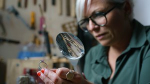 Sittardse Mary Roeters maakt ringen van as en confetti: ‘Het geeft troost om een dierbare bij je te kunnen dragen’
