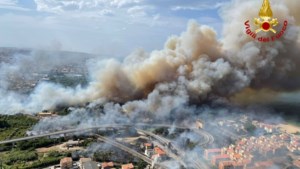 Bosbrand verdrijft honderden mensen uit Italiaanse badplaats