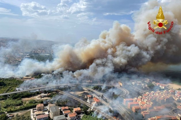 Bosbrand verdrijft honderden mensen uit Italiaanse badplaats