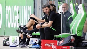 Bekerzege Wolfsburg hangt aan zijden draadje; trainer Mark van Bommel wisselt een speler te veel