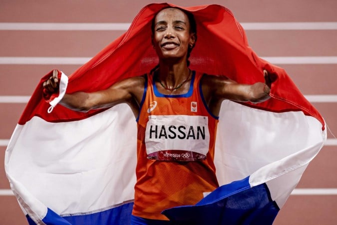 Trotse Sifan Hassan kan na weken stress eindelijk ontspannen: ’Ik werd hier elke ochtend zenuwachtig wakker’