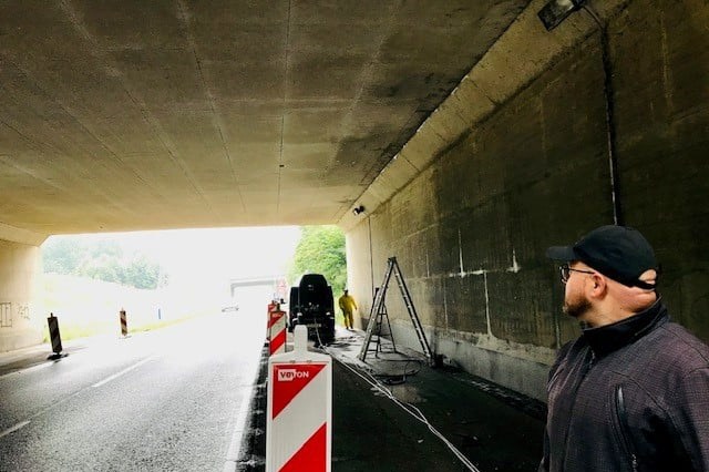Graffitiartiest Roy Wagemans neemt A76-viaducten in Stein onder handen