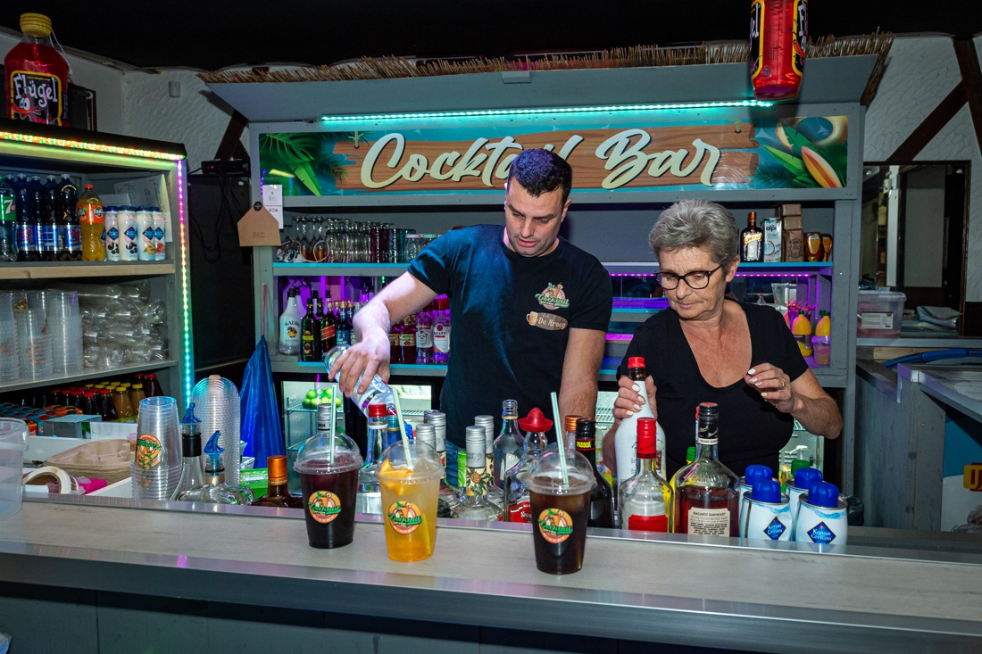 Café De Kroeg in Heerlen begon tijdens lockdown met cocktails bezorgen en rijdt nu met meerdere auto