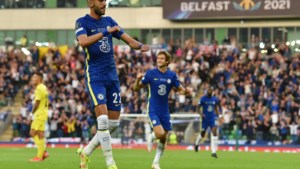 Chelsea wint Supercup, Hakim Ziyech scoort en valt geblesseerd uit