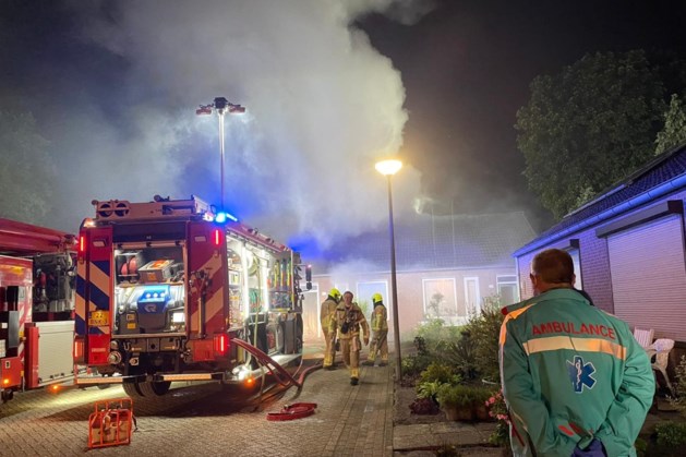 Grote brand in tussenwoning Montfort: bewoner overleden