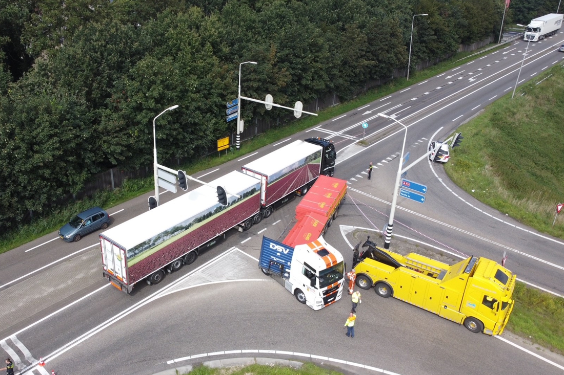Schuivende lading: vrachtwagen blokkeert oprit naar snelweg - De Limburger