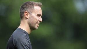 Trainer Sjors Ultee heeft tumultueuze voorbereiding achter de rug: ‘Ik heb veel huilende Fortuna-spelers gezien’