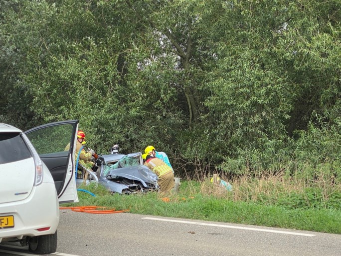 Frontale botsing in Horn: een persoon zwaargewond uit auto geknipt