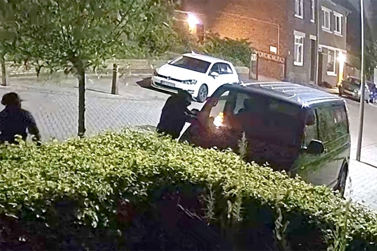 Roger ontsnapt aan inferno na brandstichting in Heerlen: daders op bewakingsbeelden te zien