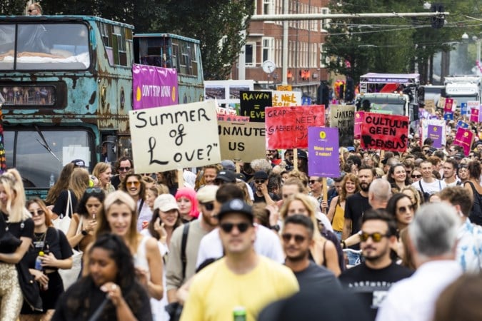 Duizenden demonstreren tegen coronamaatregelen: ’Knokken voor onze sector’