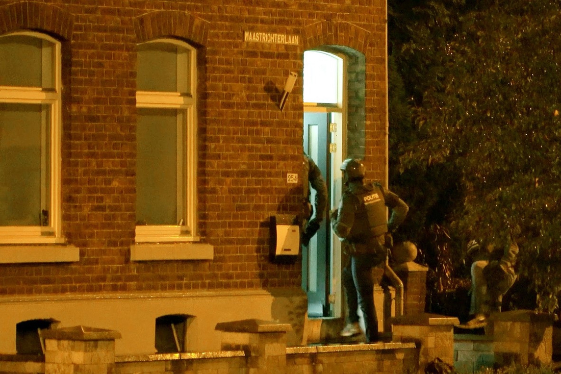 Arrestatieteam haalt verwarde man uit woning in Vaals - De Limburger