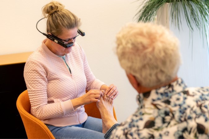 Zuyderland begint experiment met ‘slimme brillen’ bij operaties 
