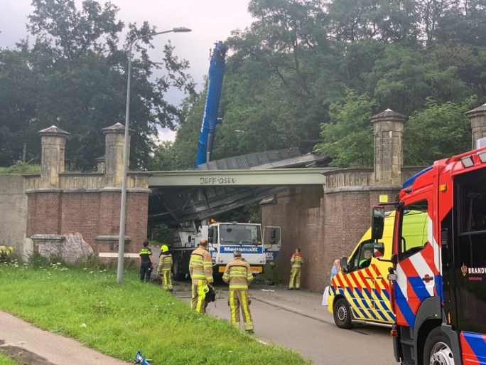 Viaduct deels ingestort in Maastricht; opengeklapte hijskraan rijdt ertegenaan