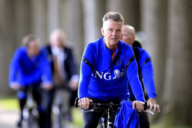 Van Gaal laat zon schijnen op de training van Oranje in Zeist