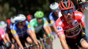 Roglic heeft derde Vuelta-zege na laatste bergrit bijna binnen
