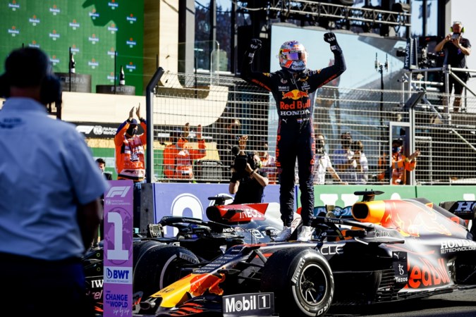 Max Verstappen uitzinnig van vreugde na thuisoverwinning: ‘Dit publiek is echt ongekend’