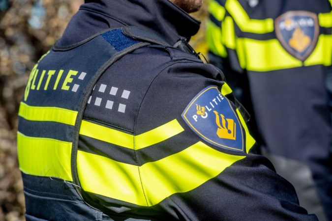 Automobilist klapt op A2 bij Meerssen tegen politieauto en slaat over de kop: snelweg urenlang dicht 