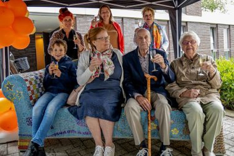 Kunstproject Social Sofa van Sevagram Verwenzorg.