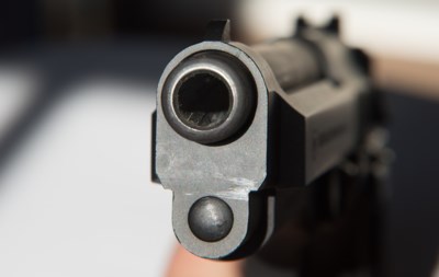 Man uit Geleen bedreigt moeder met pistool en lost schot: 180 uur taakstraf