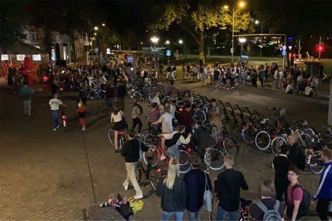 ‘Het leek wel een festival’: Politie stuurt zo’n duizend studenten weg bij Pietersberg en stadspark Maastricht