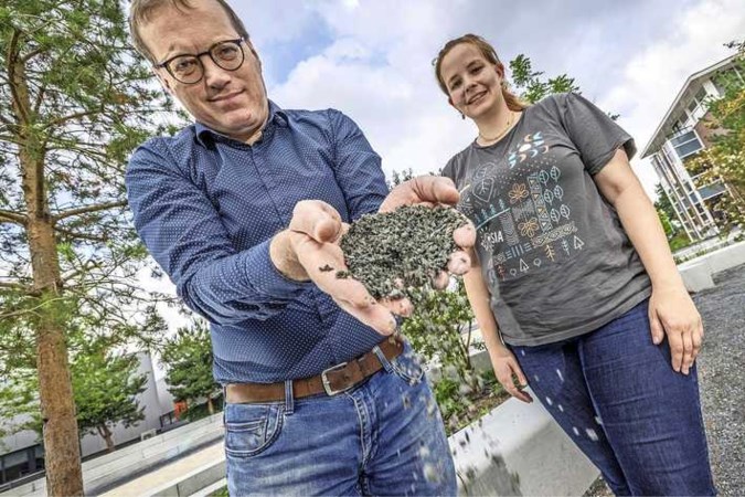 ‘Wondermiddel olivijn haalt CO2 uit de lucht’; opslag in beton en papier