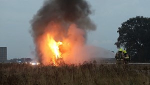Video: Vrachtwagencabine brandt volledig uit op snelweg A77; bestuurder ontsnapt aan vlammen