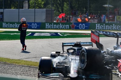 Hamilton na de botsing met Verstappen: ‘De strijd zal een vervolg krijgen’