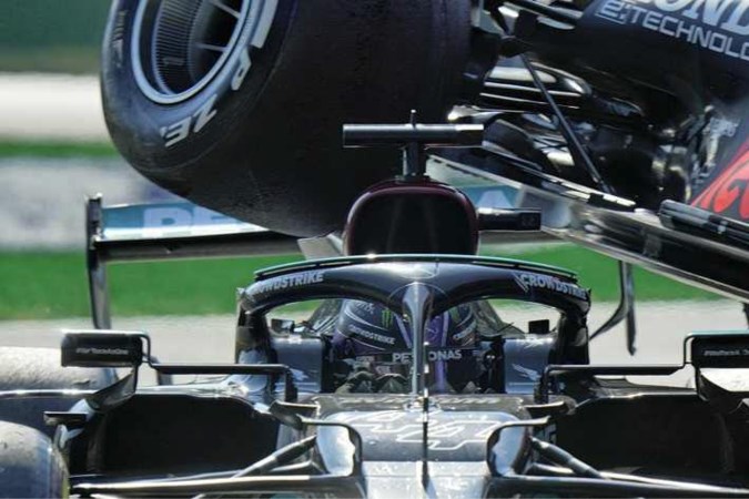 Buitenlandse media: ‘Lewis Hamilton ontsnapt aan dood na ‘angstaanjagende’ crash met Max Verstappen’