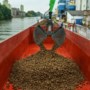 270 miljoen kilo Zuid-Limburgse suikerbieten per schip van Maastricht naar Dinteloord 