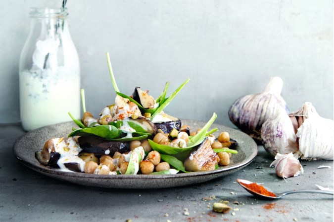 Janneke Philippi kookt: lauwwarme auberginesalade met fetadressing