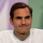 Geblesseerd of niet, Roger Federer casht miljoenen op gympies