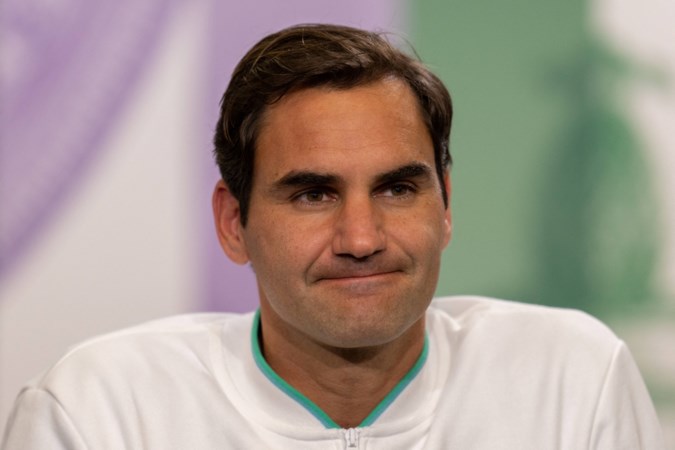 Geblesseerd of niet, Roger Federer casht miljoenen op gympies