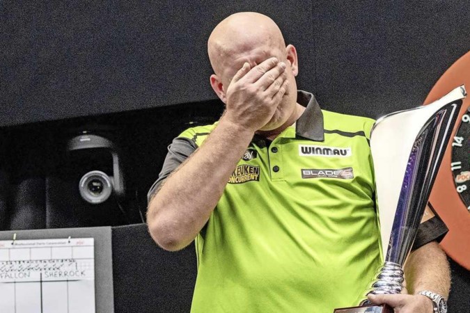 Tranen bij Michael van Gerwen na eerste titel in 2021: ‘Het gevoel is weer fenomenaal’