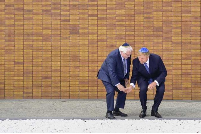 Onthulling Holocaustmonument ontroert: ‘Het overvalt je omdat het zo tastbaar is’