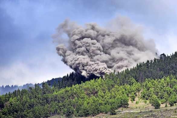 Nederlandse vakantiegangers moeten vluchten voor lava op La Palma: ‘Het is een zooitje’