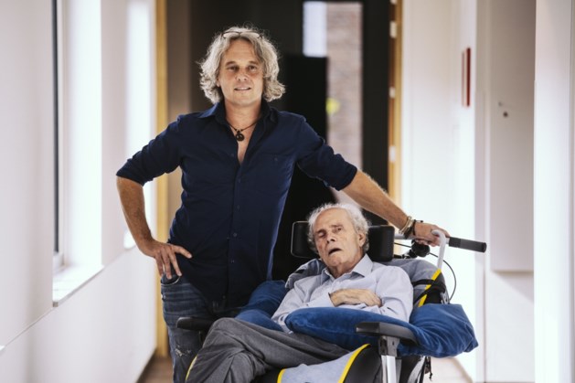 Zoon schrijft speciaal lied voor zijn demente vader: ‘Zeg nu... - De