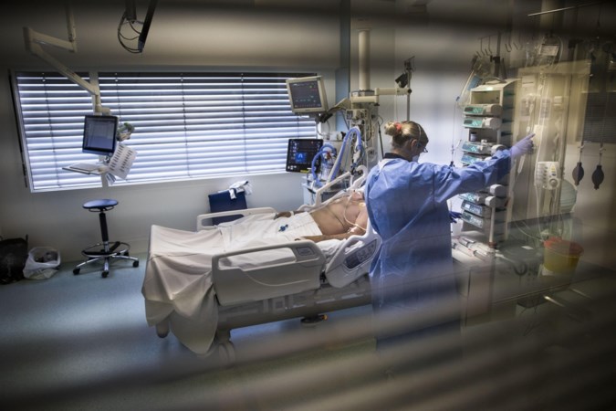 Zorg in tang van corona: lichamelijke en geestelijke klachten bij personeel stapelen zich op