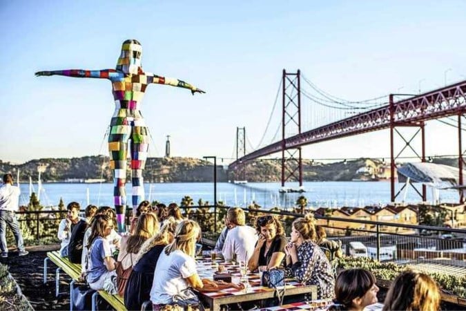 Onze jeugd massaal naar Lissabon: mooi leven of hongerloon?