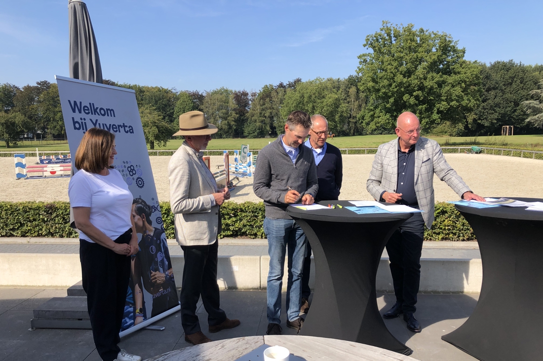 Studenten paardenopleiding naar stal Ehrens in Weert voor praktijklessen - De Limburger