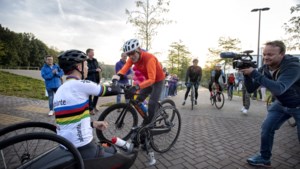 Oud-profwielrenner fietst éénderde Tour de France in drie dagen langs revalidatiecentra, want ‘revalideren is pure topsport’