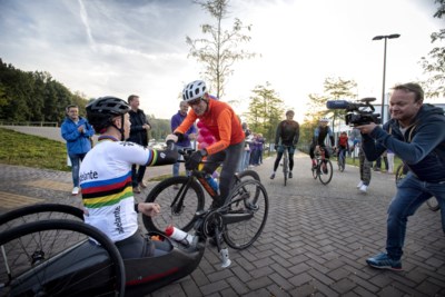 Oud-profwielrenner fietst éénderde Tour de France in drie dagen langs revalidatiecentra, want ‘revalideren is pure topsport’