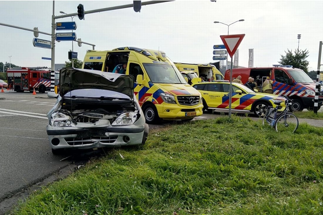 Ouders gewond bij ongeluk in Roermond, kinderen ongedeerd - De Limburger