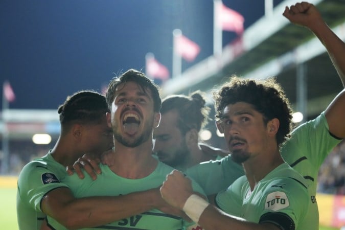 Nieuwe leiders PSV behoeden Schmidt voor nog meer schade