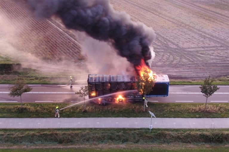 Video: Vrachtwagen verwoest door brand in Weert