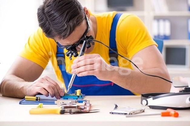 Repaircafé in MFC De Engelbewaarder voor inwoners Baarlo met defecte apparatuur - De Limburger