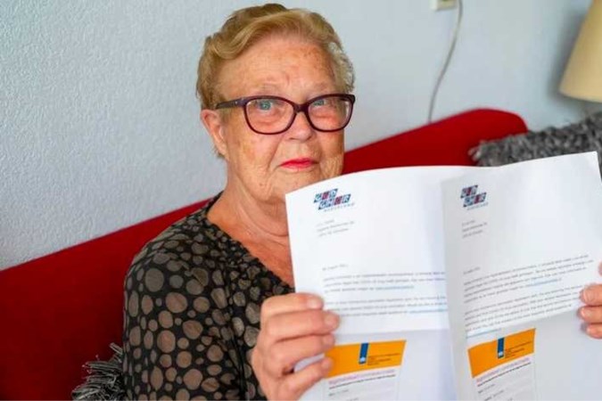 ’Ik heb een antieke mobiel en die werkt als een tierelier’, maar een QR-code krijgt Nel (83) er niet op