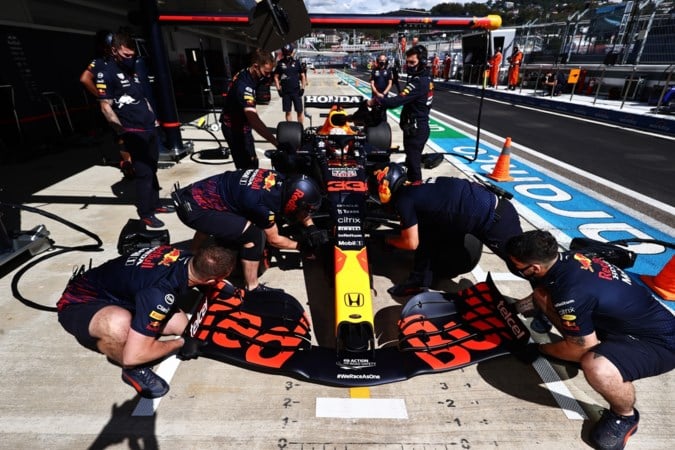Max Verstappen incasseert gridstraf en start achteraan in Sotsji, gaat Lewis Hamilton hetzelfde doen?
