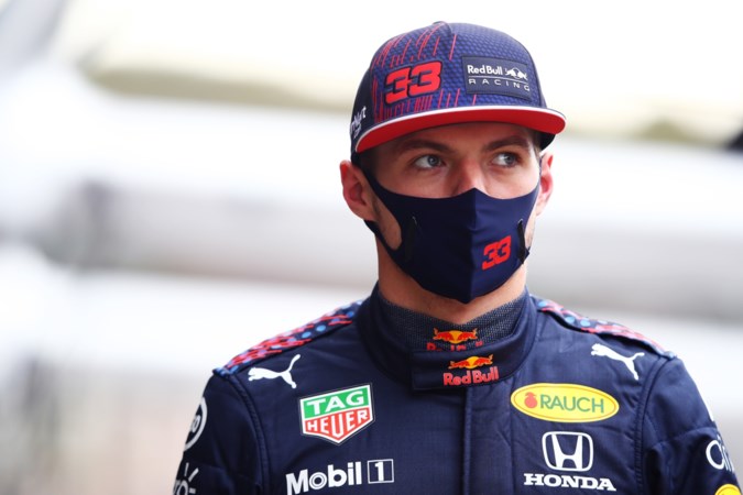 Verstappen geniet als toeschouwer van kwalificatie en hoopt op chaotische race: ‘Zolang wij er maar niet bij zitten’