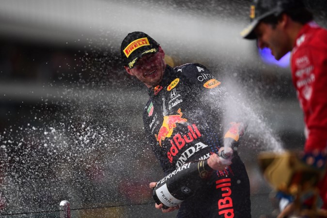 Verstappen overleeft ‘Mercedes-circuits’ en motorwissel en heeft streepje voor in titelstrijd