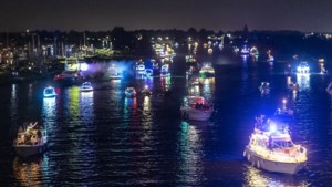 Kleurrijke stoet verlichte boten in Roermond